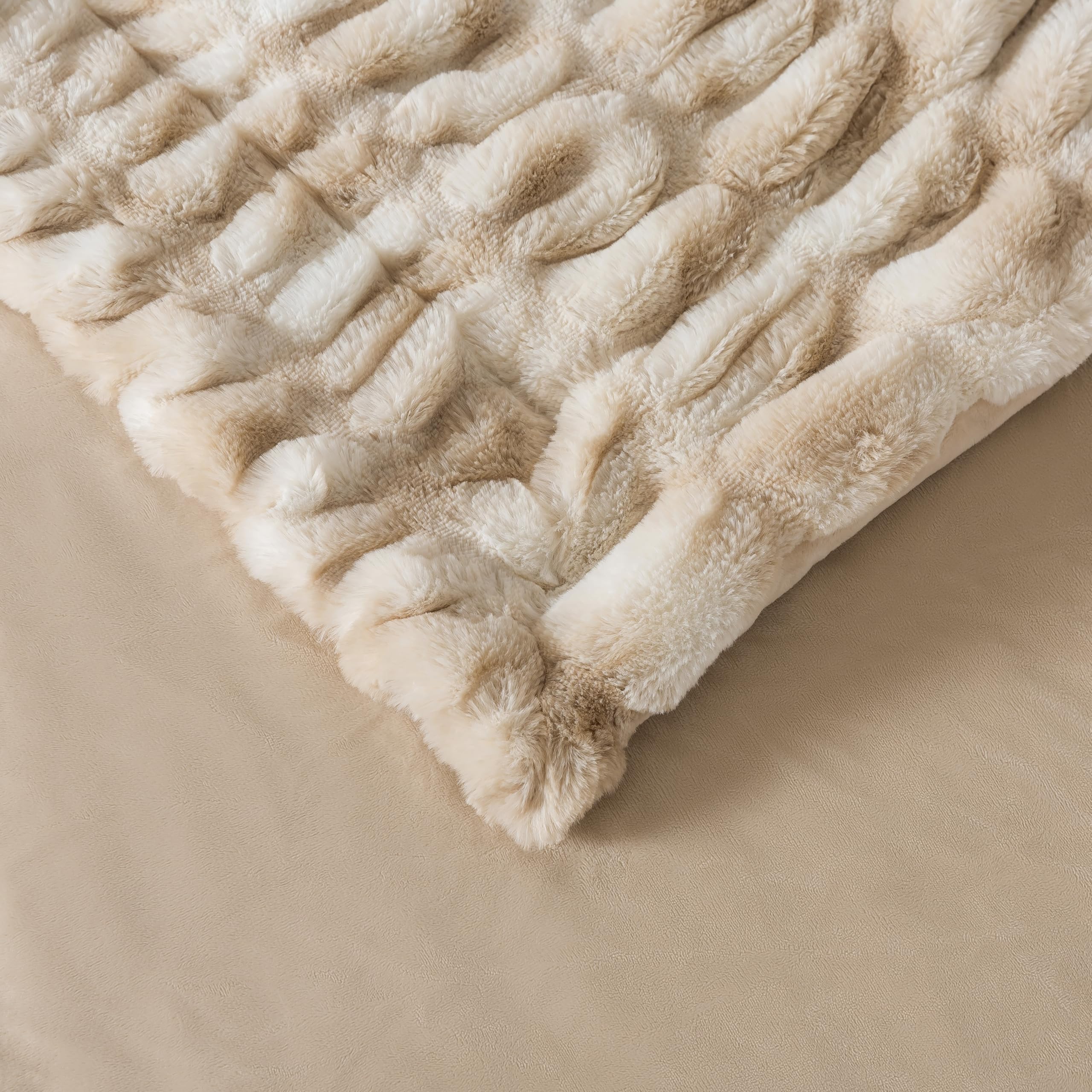 WDCOZY plush weight delivers comforting warmth without heaviness.