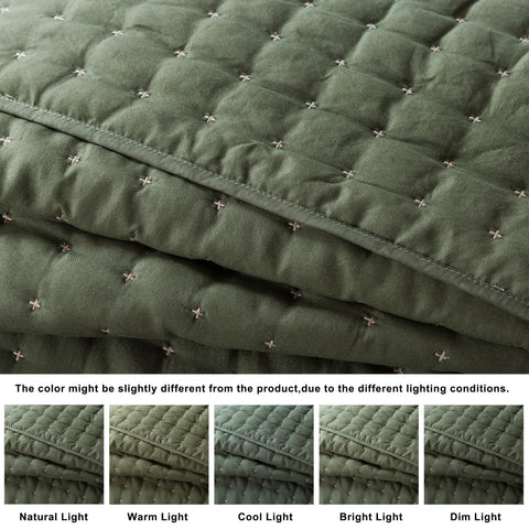 WDCOZY lightweight quilt close-up shows soft microfiber texture