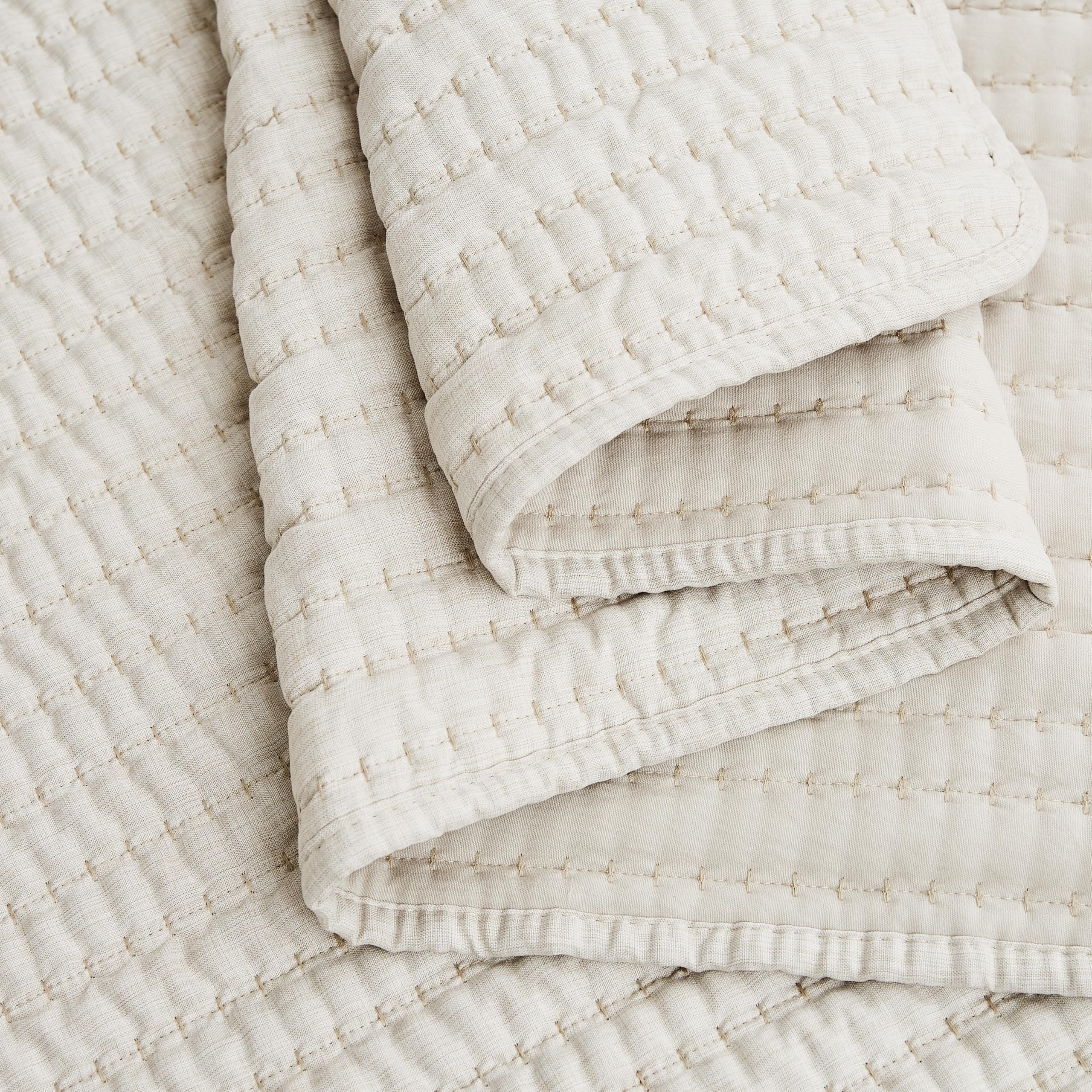 WDCOZY scalloped edge detail enhances farmhouse flair