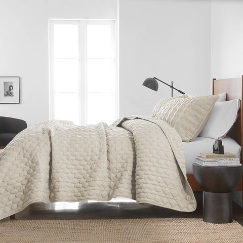 Soft brushed finish seen on the WDCOZY quilt fabric.