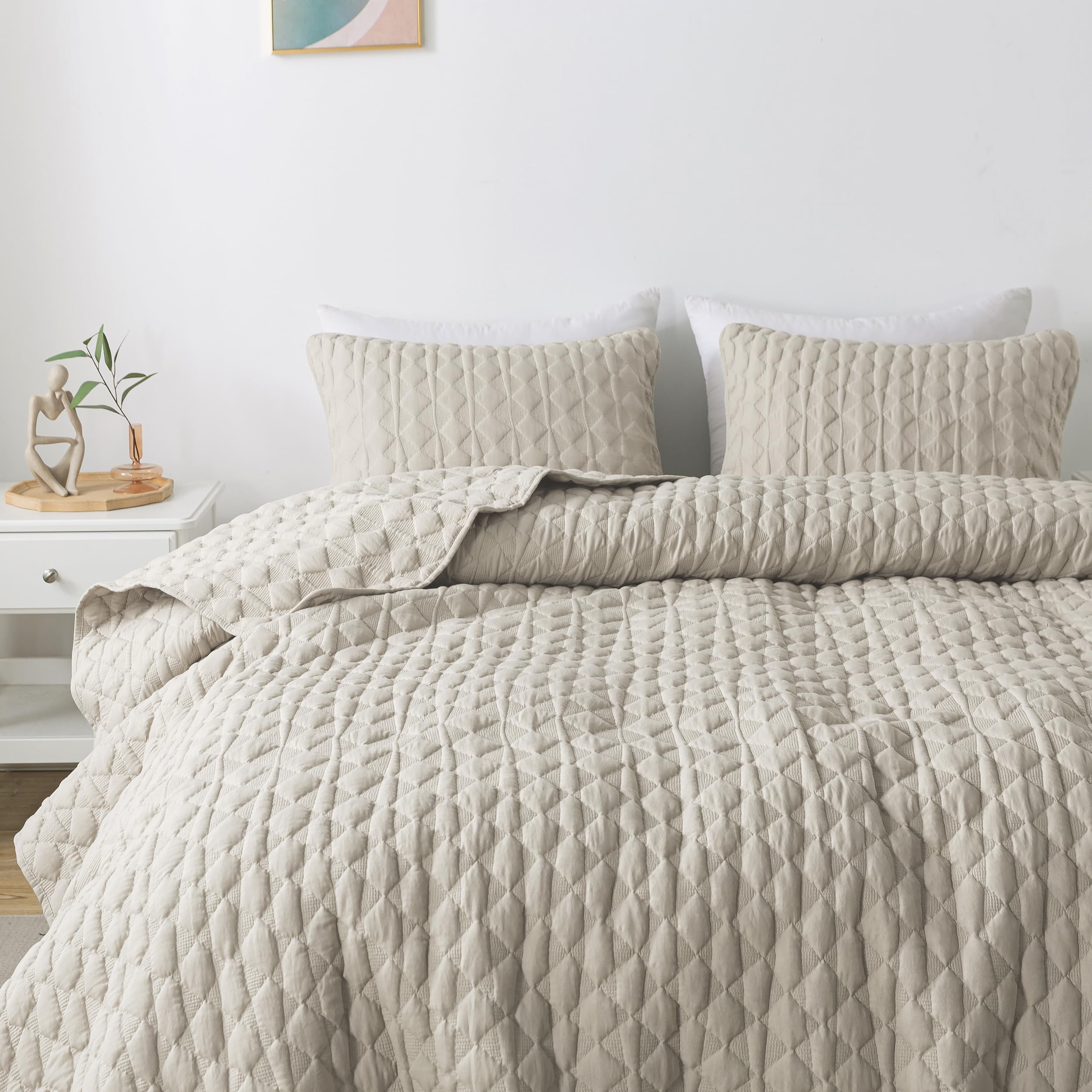 Close-up of the textured geometric stitching on the WDCOZY quilt.