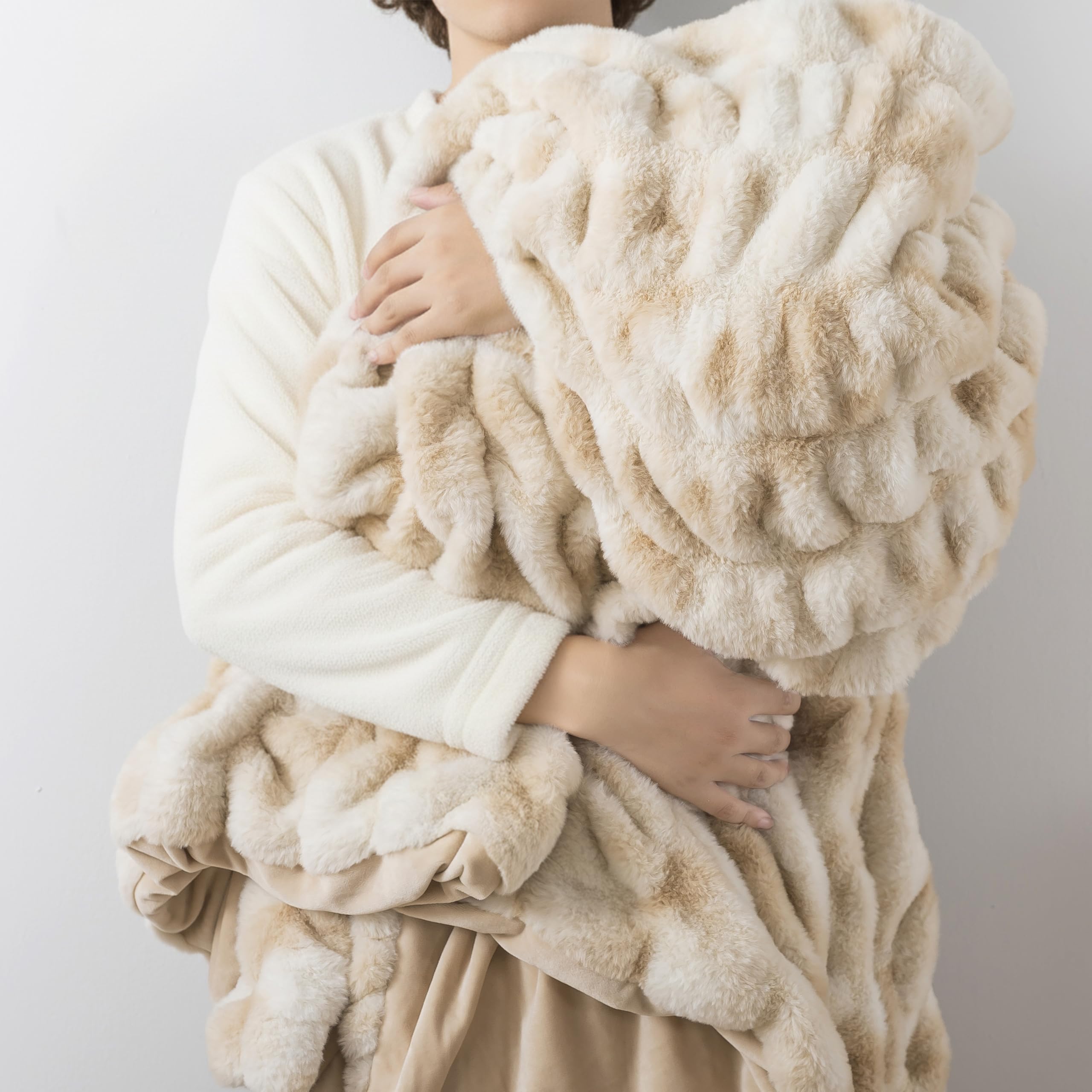 WDCOZY ultra-soft fleece inside delivers cozy comfort during nightly viewing.