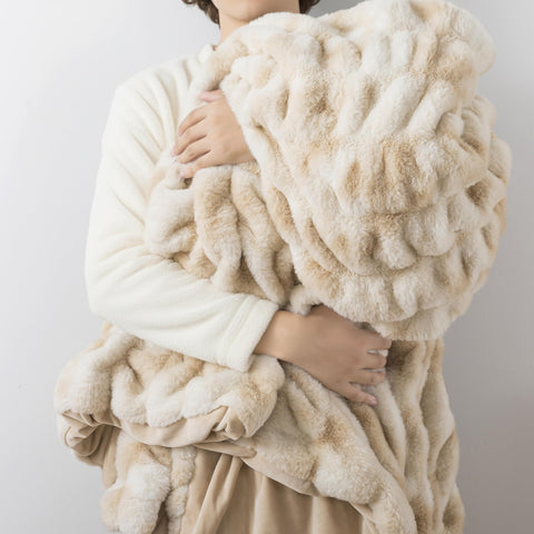 WDCOZY ultra-soft fleece inside delivers cozy comfort during nightly viewing.