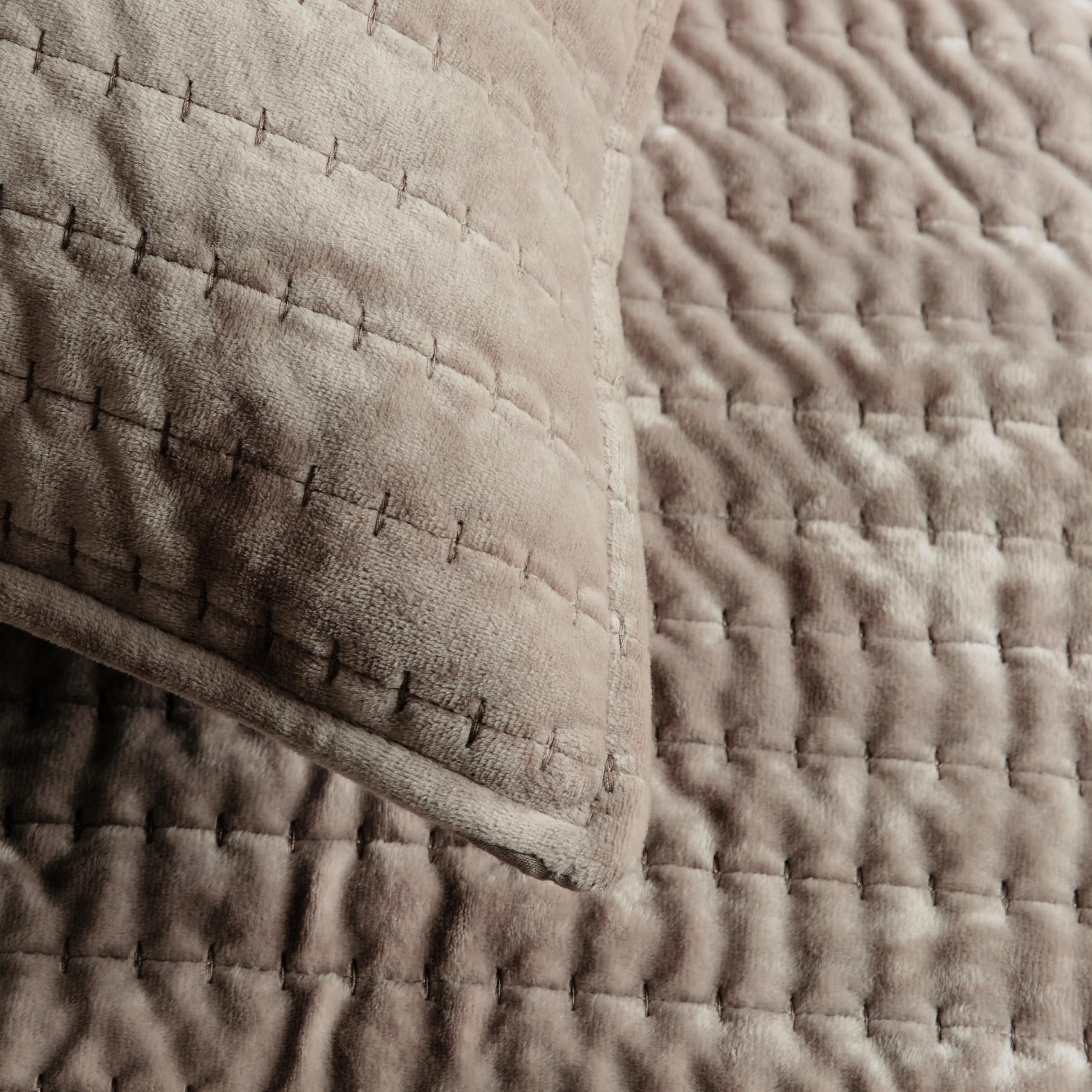 WDCOZY velvet California quilt stitch-detail emphasizes durable edge and finish