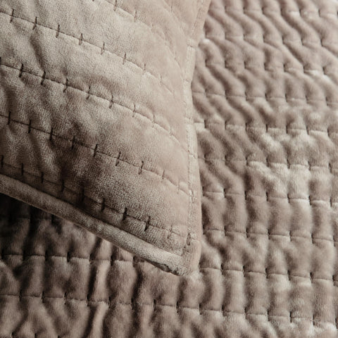 WDCOZY velvet California quilt stitch-detail emphasizes durable edge and finish