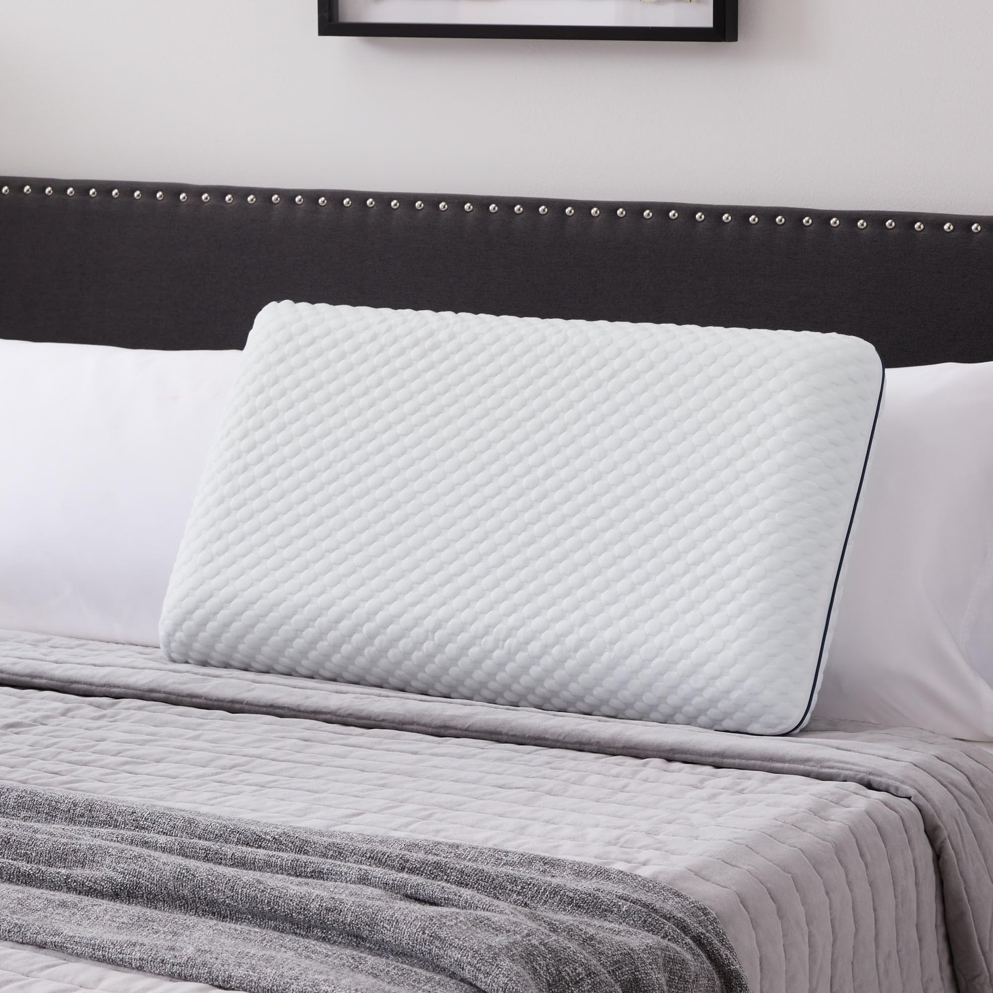 Weekender Gel Memory Foam Pillow queen size suits medium-to-large sleeping spaces.