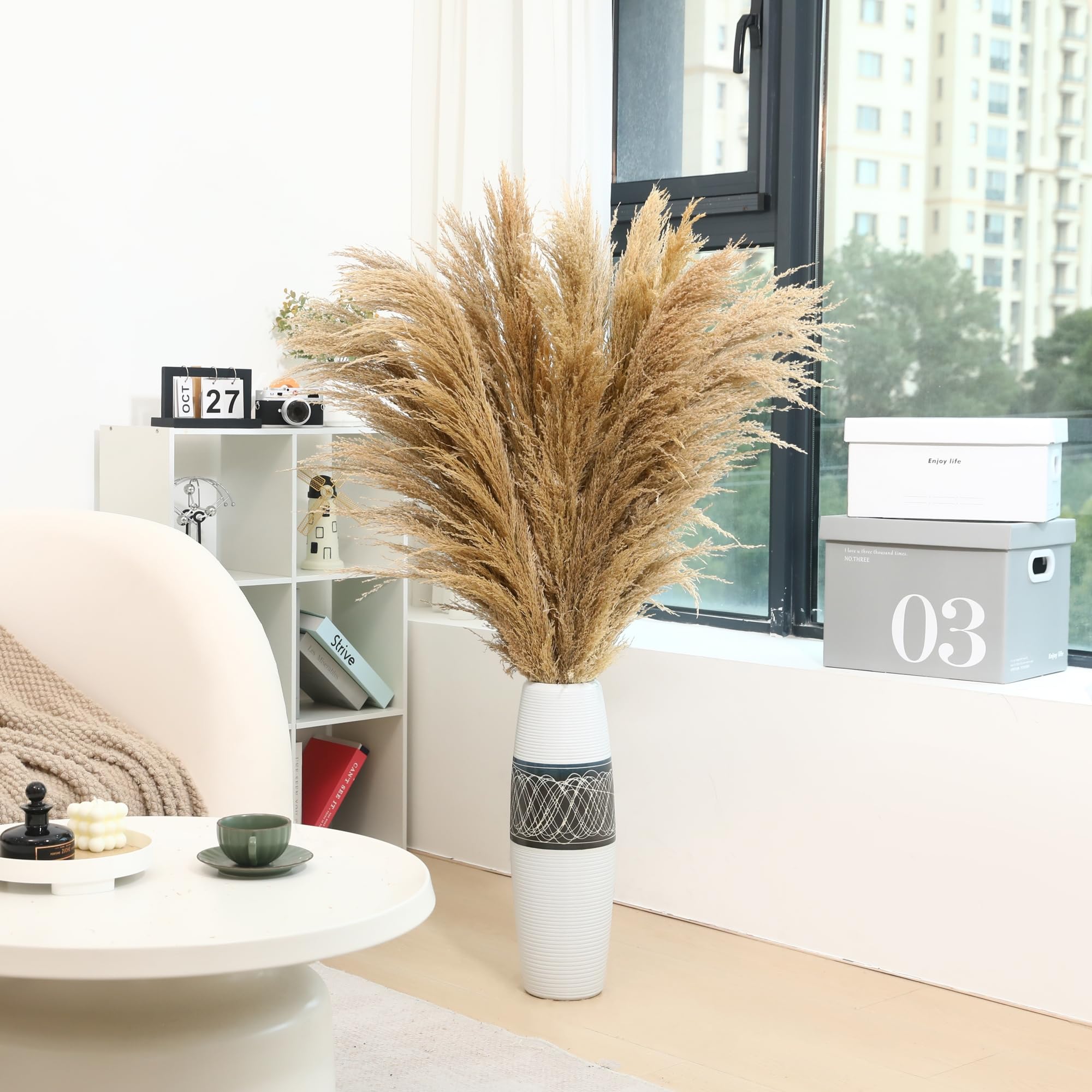 Wertuirk pampas decor for weddings with lush texture and movement.