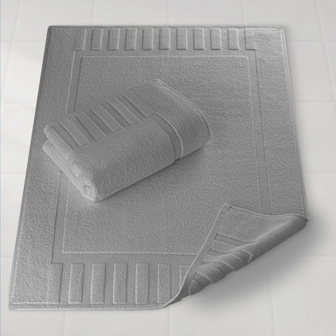 Hotel-quality White Classic bath mat with thick fibers for quick absorption