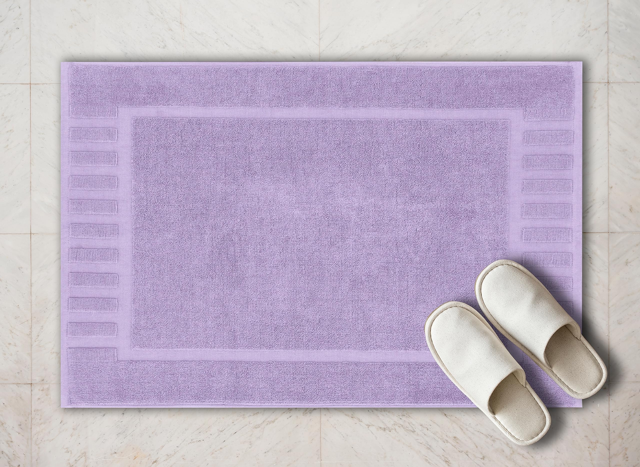 White Classic quick-dry, highly absorbent bath mat in action.