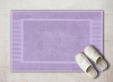 White Classic quick-dry, highly absorbent bath mat in action.