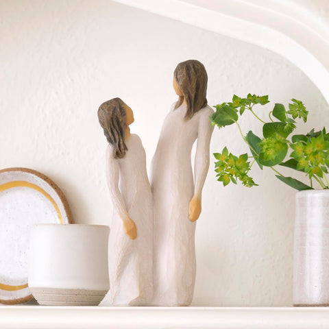 Willow Tree 7.5-inch height makes a thoughtful, compact keepsake