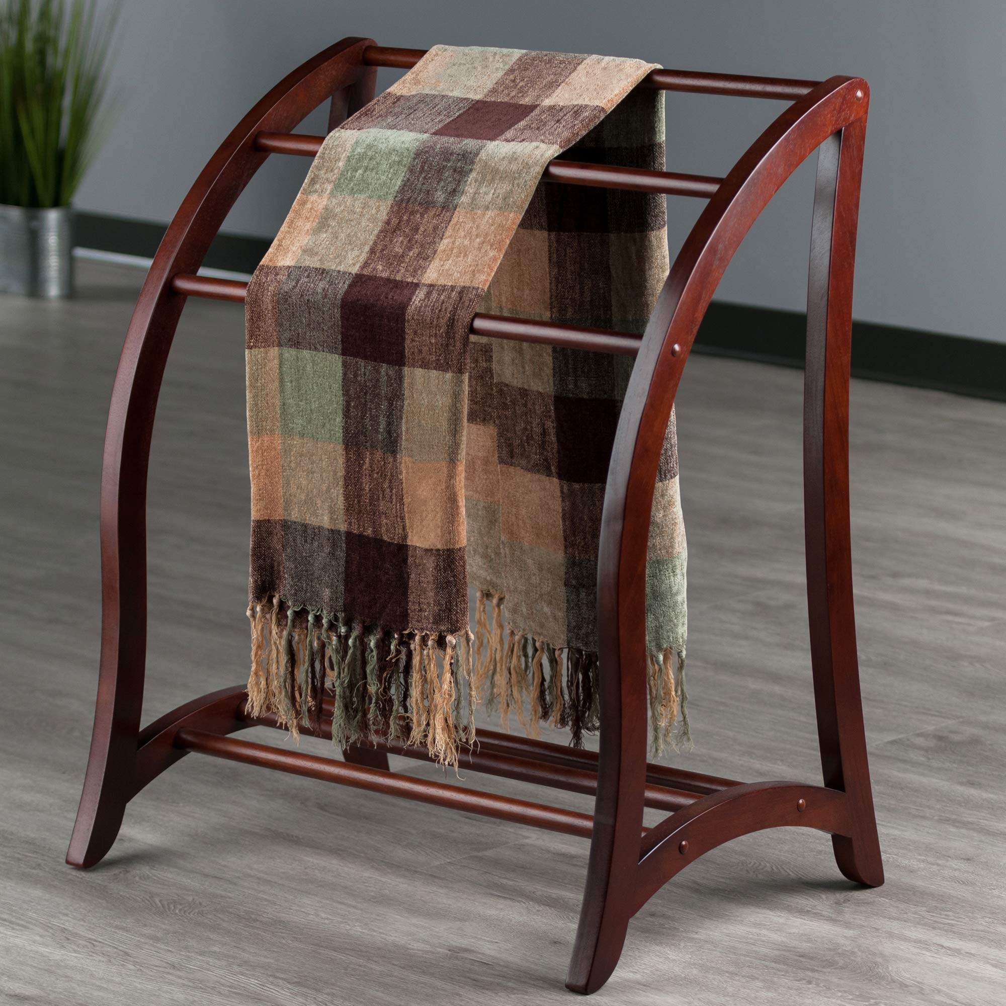Winsome quilt rack packaging and hardware overview.