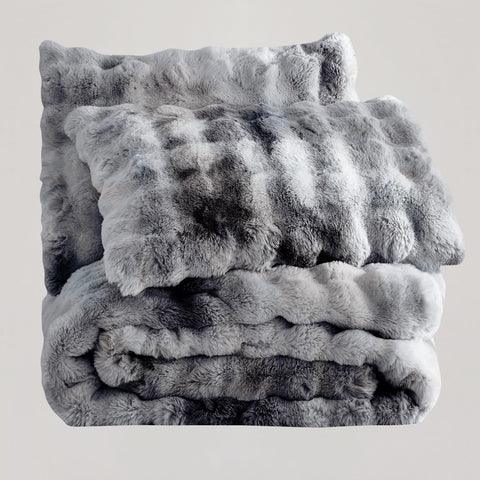 Vacuum-sealed packaging of Wonderful bedding collection before use