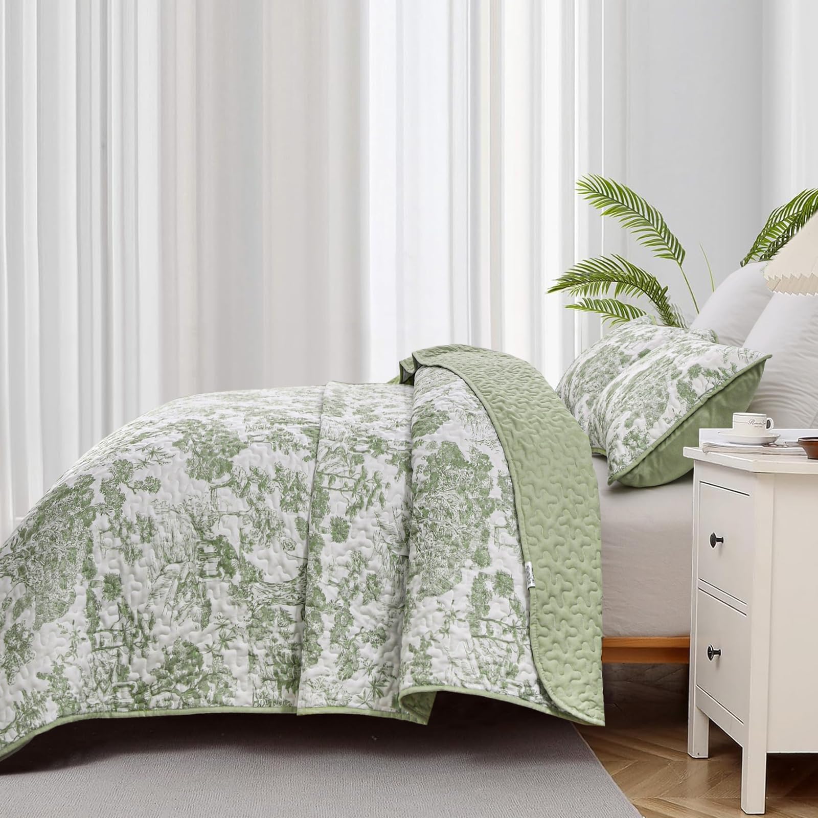 WONGS BEDDING includes 1 king quilt and 2 shams for versatile styling.