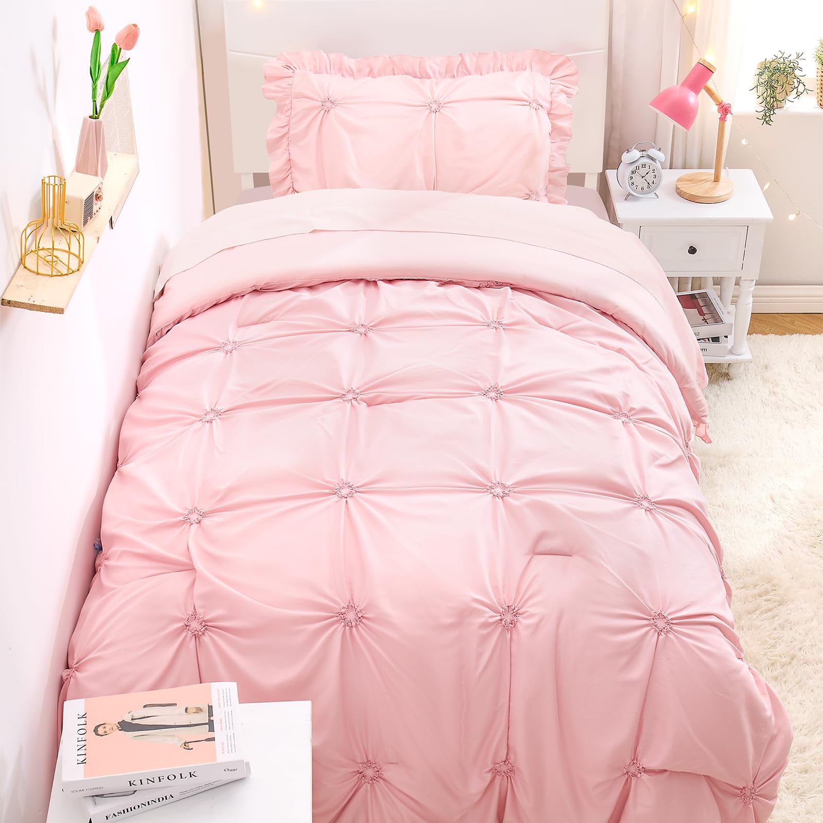 Close-up of the fitted sheet from Wowelife set with secure, snug fit.