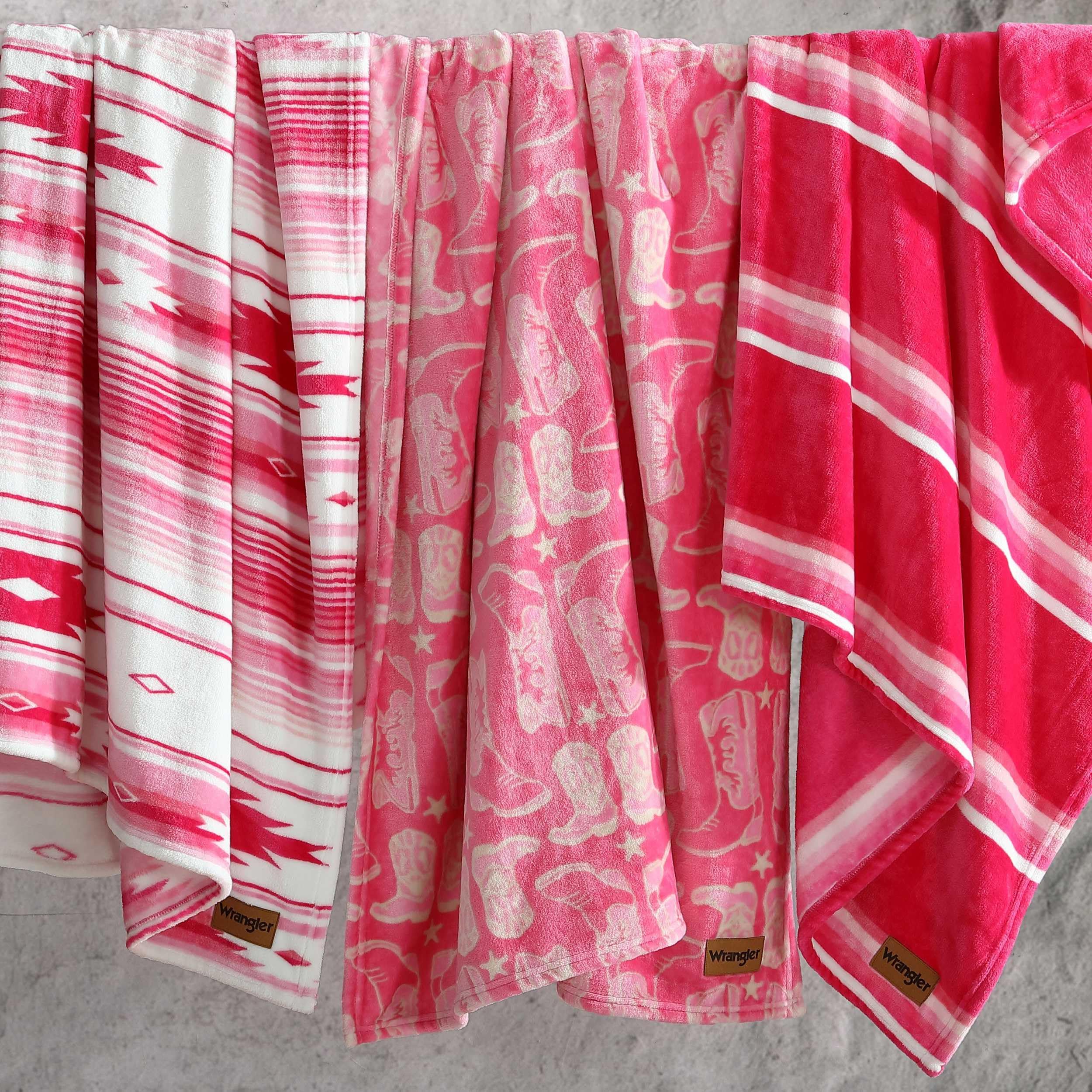 Wrangler blanket texture zoom showcases luxury fleece softness.