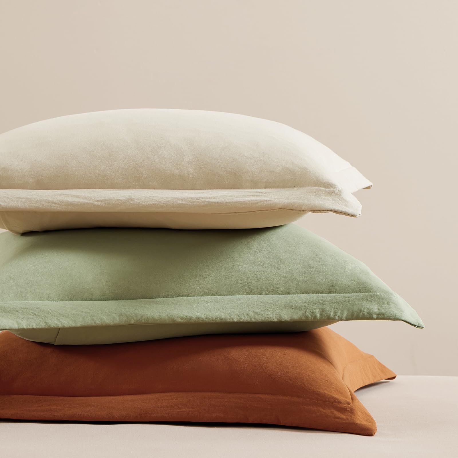 WrenSonge king fitted sheet with pocket helps secure the bed.