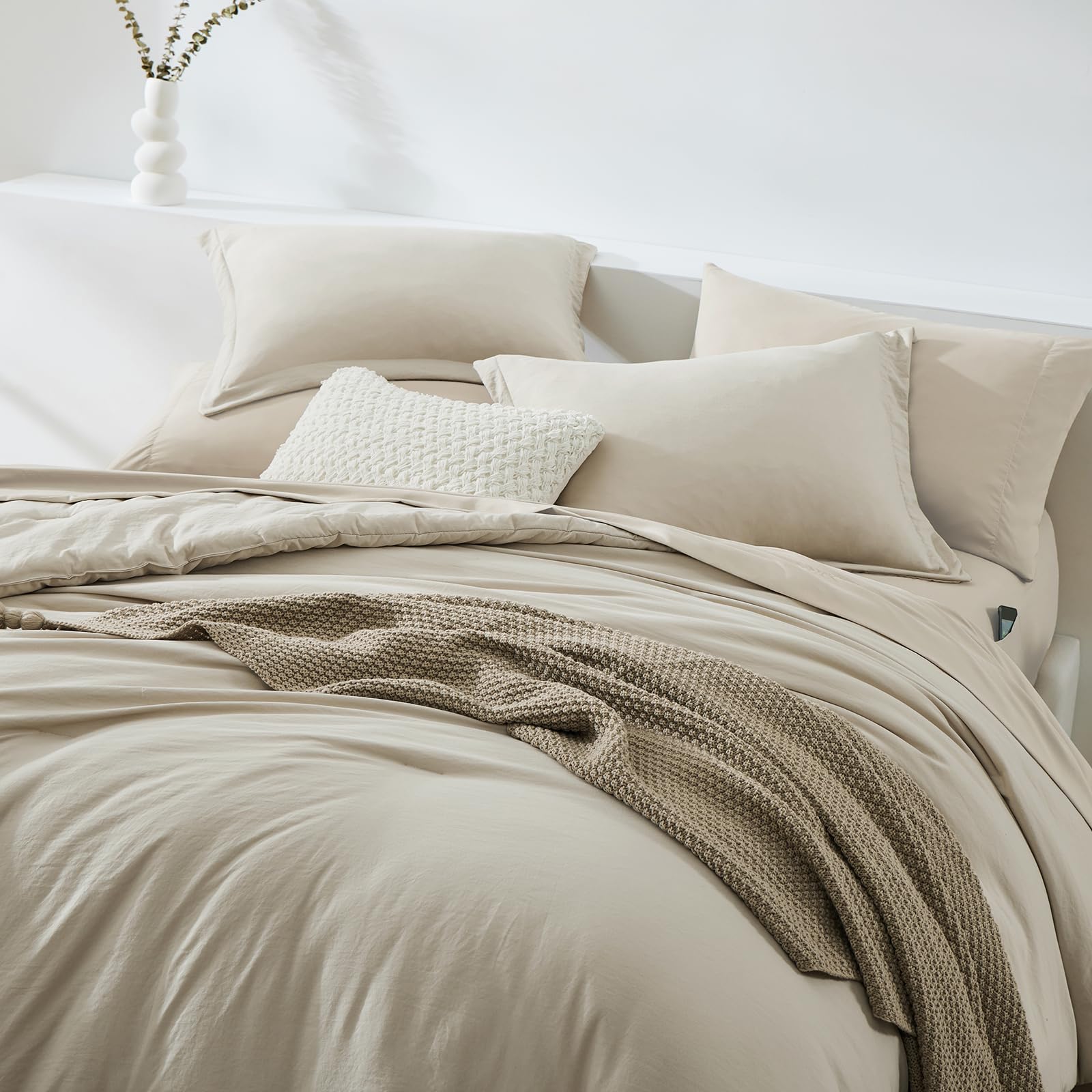 WRENSONGE king-size fitted sheet pocket demonstrates secure fit and storage