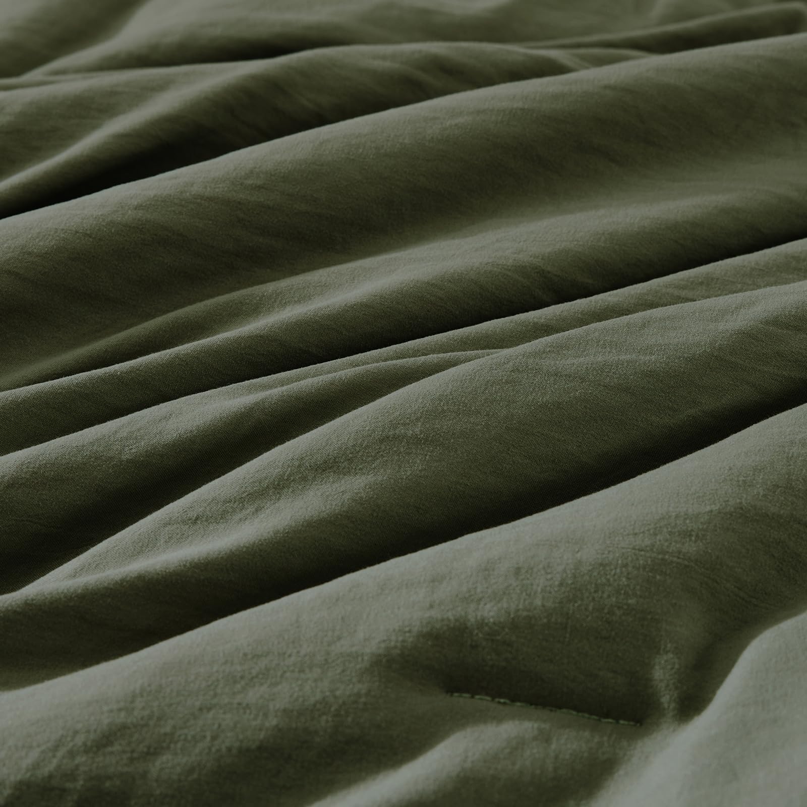 WRENSONGE fitted and flat sheets assembly shows secure fit and neat appearance.
