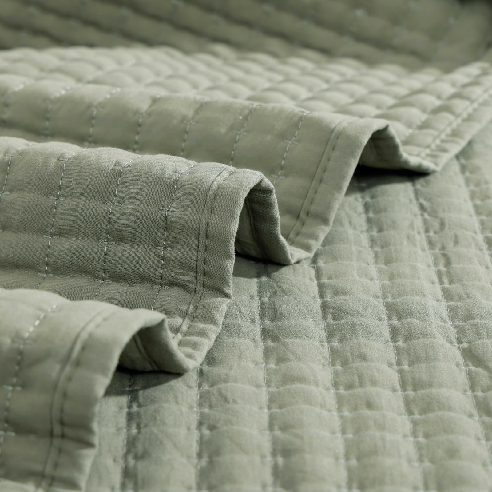 WRENSONGE quilt is travel-friendly and easy to pack