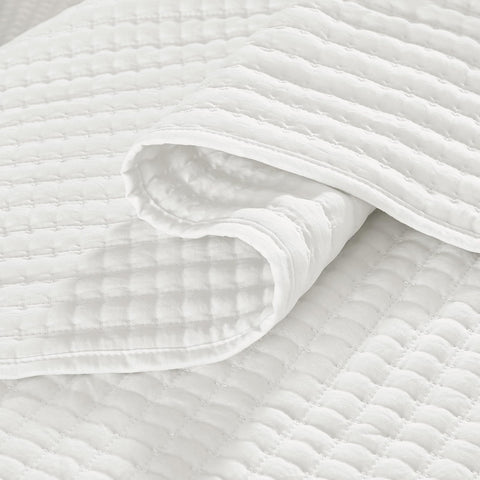 WRENSONGE queen bedspread demonstrates all-season versatility on the bed.