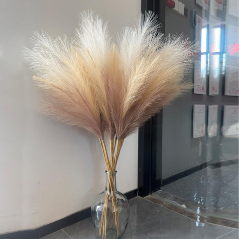 Wttisel pampas grass in dining rooms enhances visual interest.
