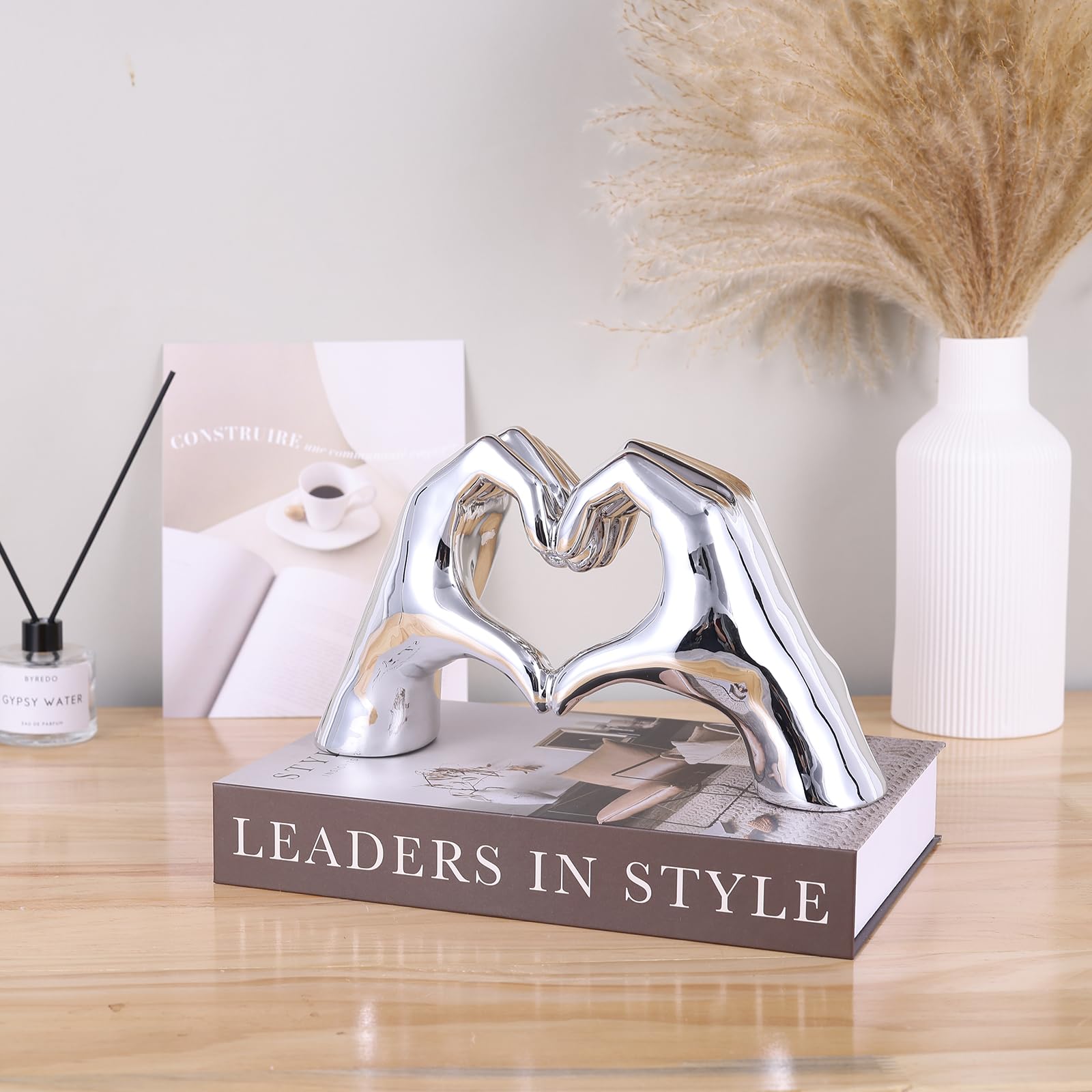 WUBIANJIE Silver Heart Hands Sculpture coffee table centerpiece enhances living room style