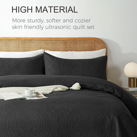 WURUIBO bedspread on bed demonstrates versatile year-round use and easy care.