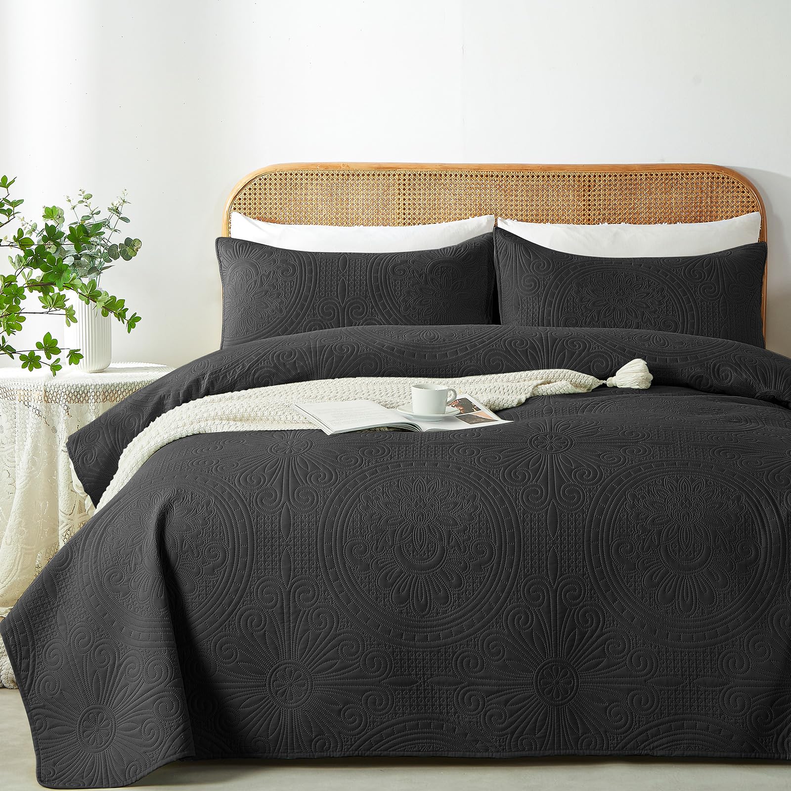 WURUIBO full-queen quilt black with ultrasonic embossing for durable style.