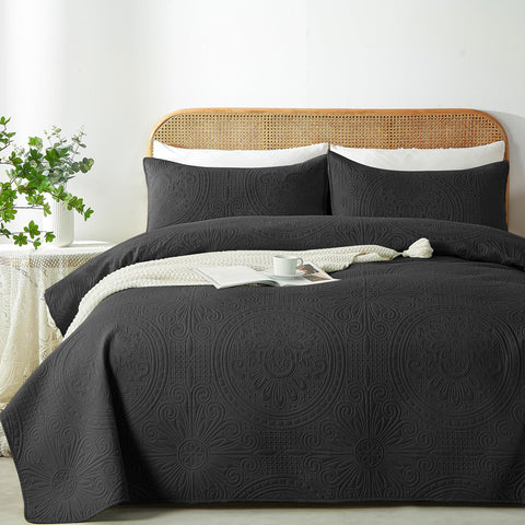 WURUIBO full-queen quilt black with ultrasonic embossing for durable style.