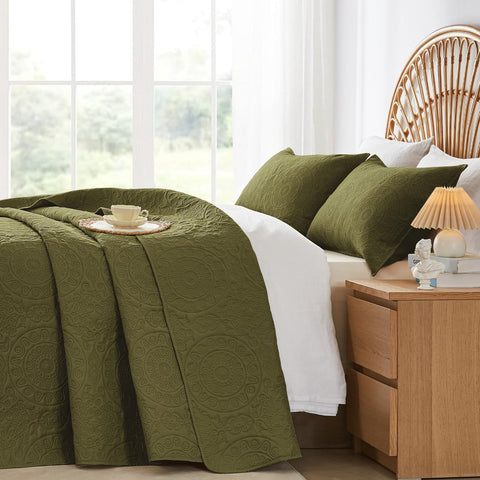 WURUIBO olive green quilt on king bed for versatile year‑round layering.