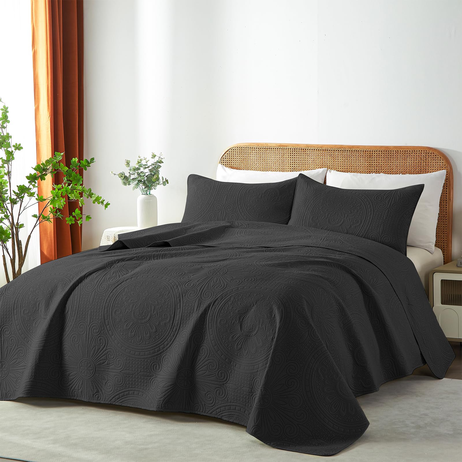 WURUIBO pillow shams 20x26 black complement the quilt for cohesive styling.