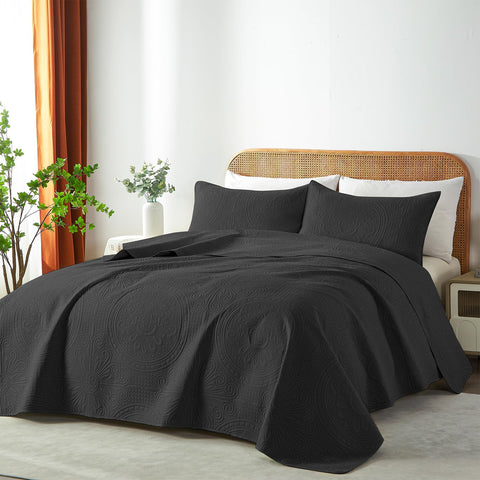 WURUIBO pillow shams 20x26 black complement the quilt for cohesive styling.