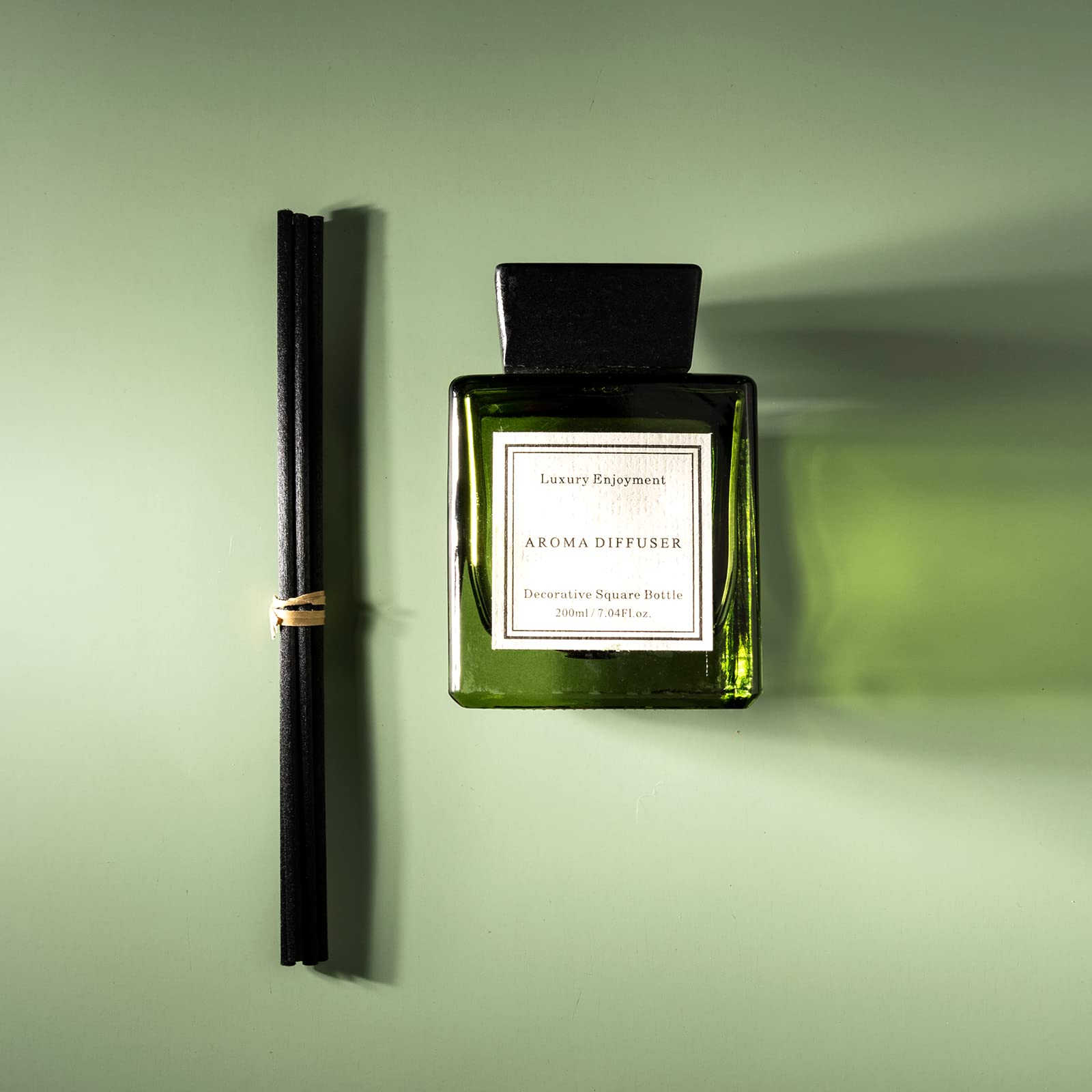 XEPTLE Oud & Bergamot reed sticks absorb fragrance for a stronger aroma.