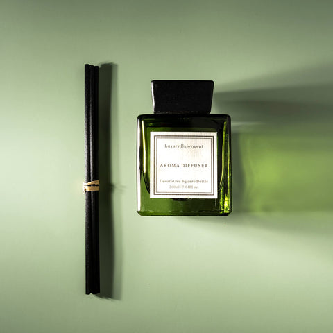 XEPTLE Oud & Bergamot reed sticks absorb fragrance for a stronger aroma.