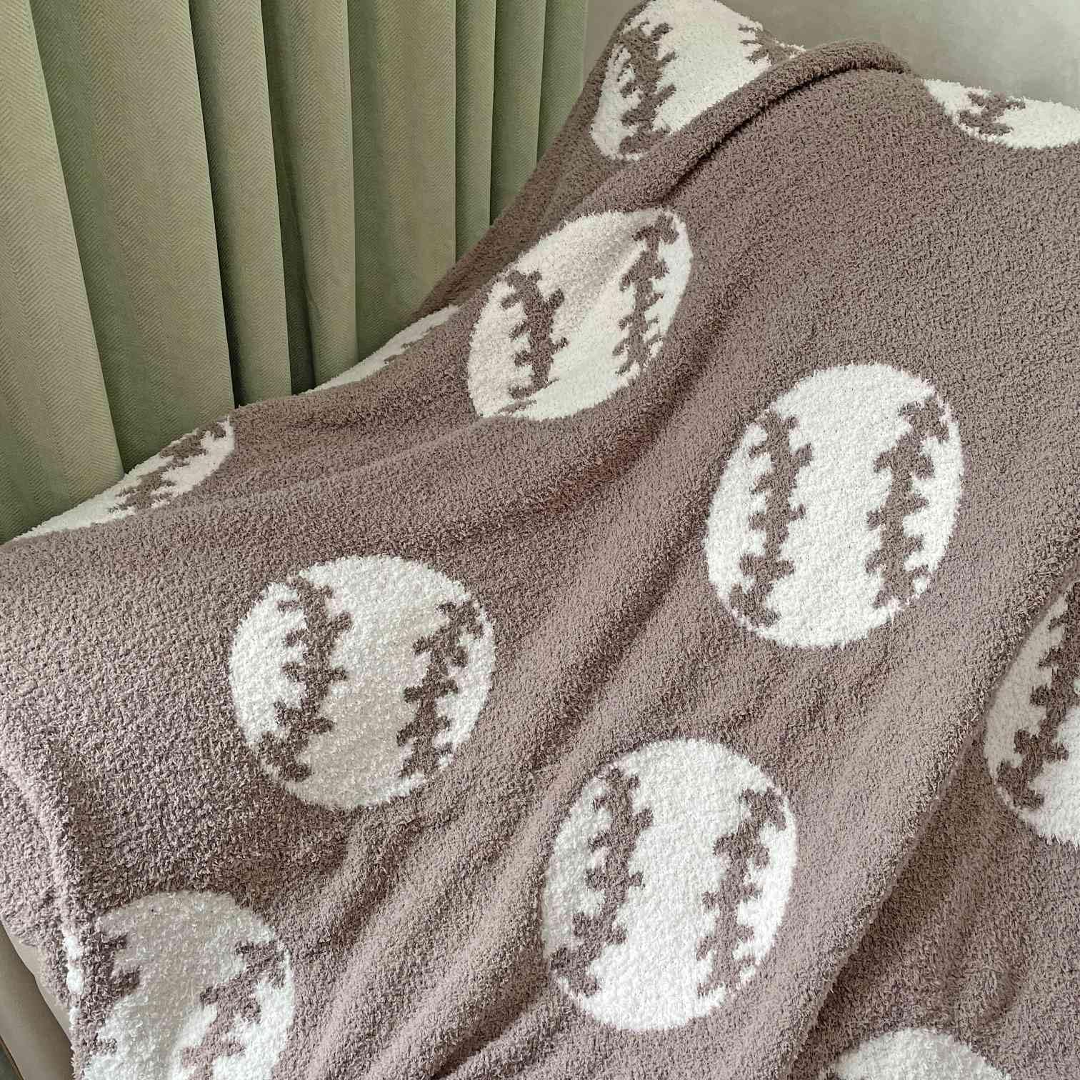 XING7DAY baseball-pattern blanket features a reversible design for two looks.