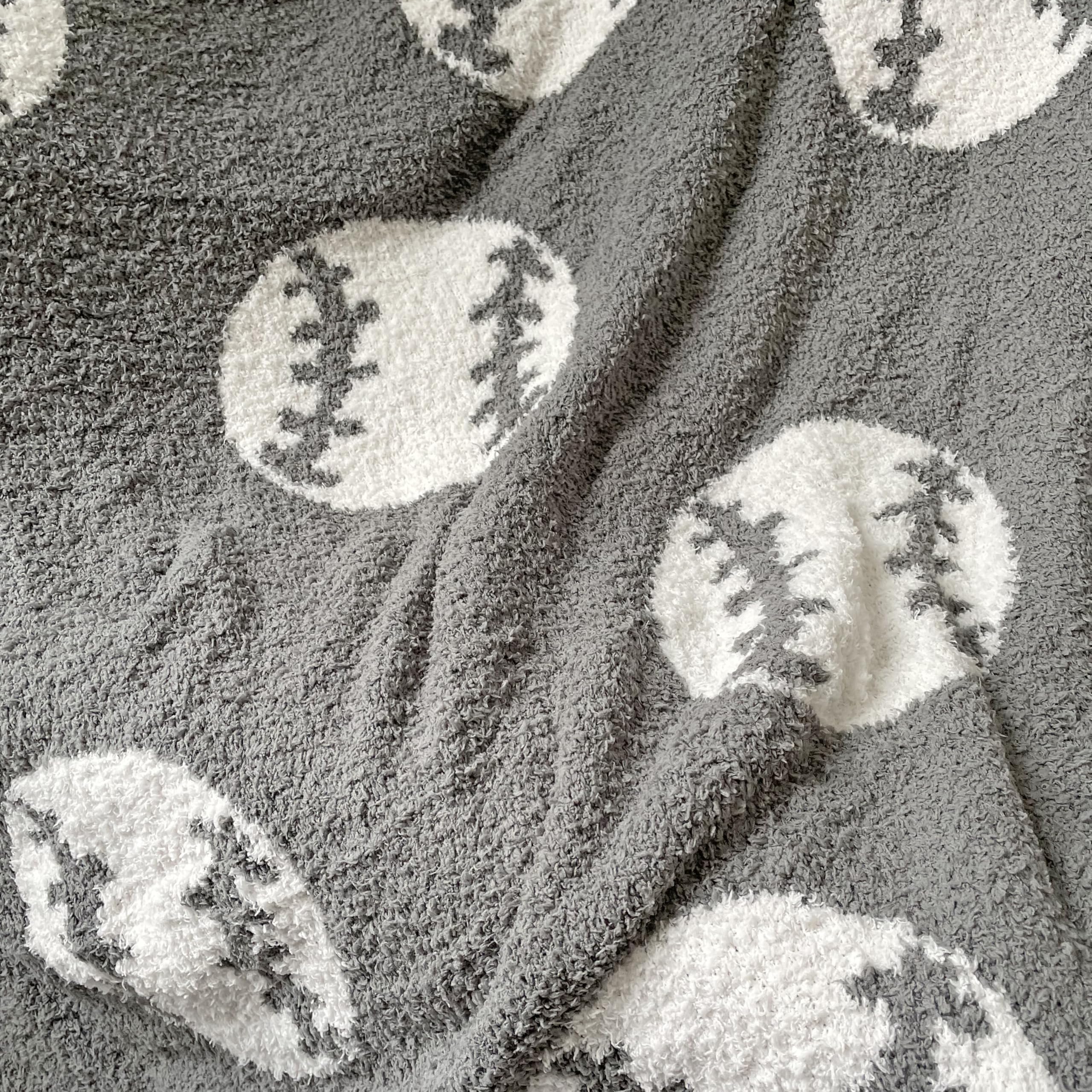 Xing7Day Reversible plush blanket offers two stylish sides for versatile warmth