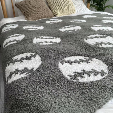Xing7Day Soft plush fleece blanket provides lightweight warmth for bed or sofa