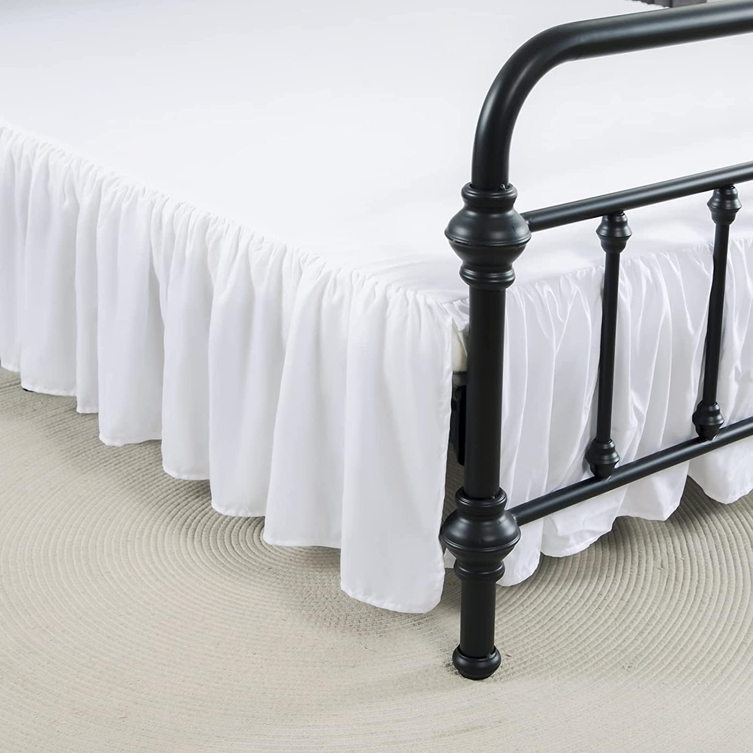 Xuan Dian bed skirt queen size with ruffled split corners enhances under-bed storage.
