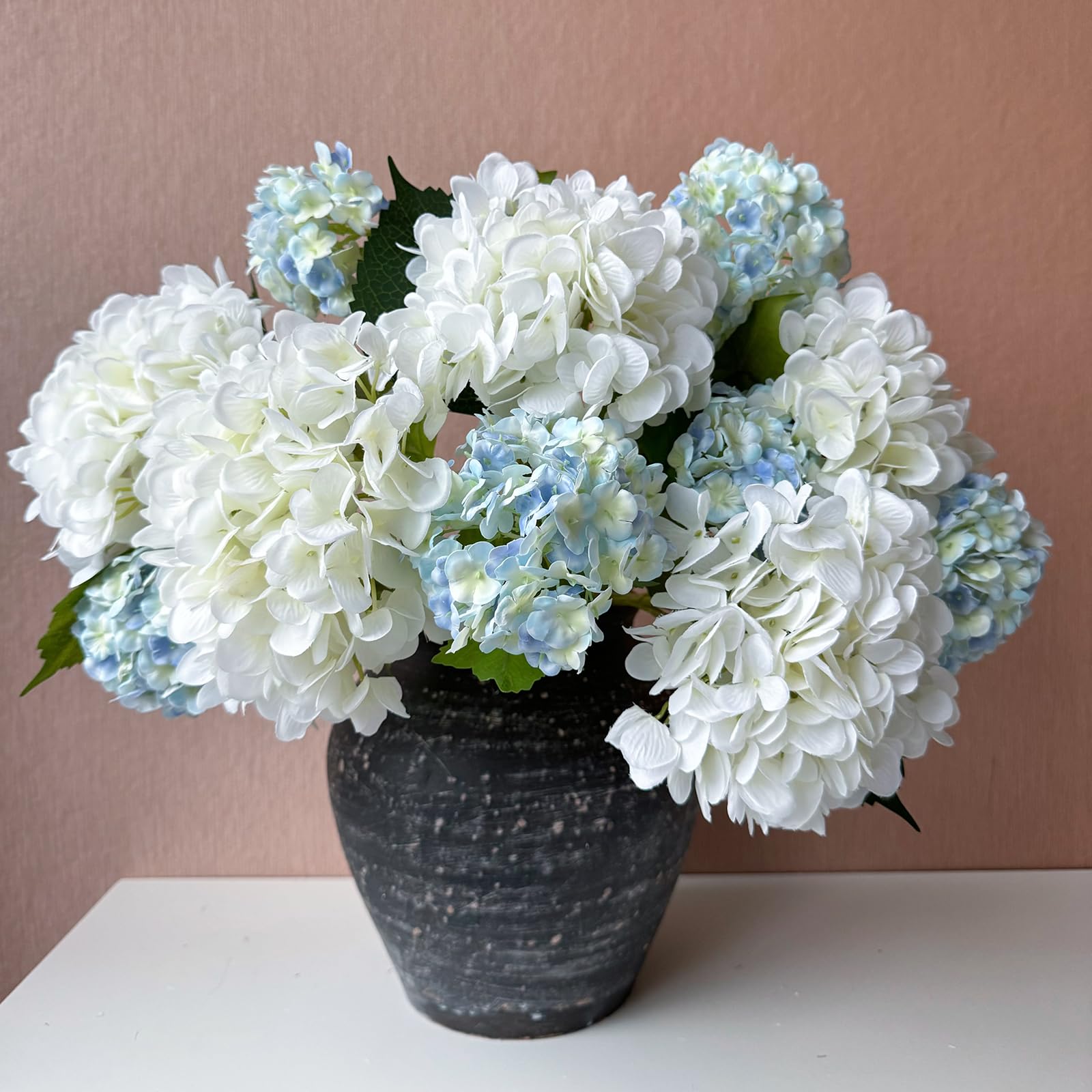 YalzoneMet artificial hydrangea with soft latex petals and lifelike texture.