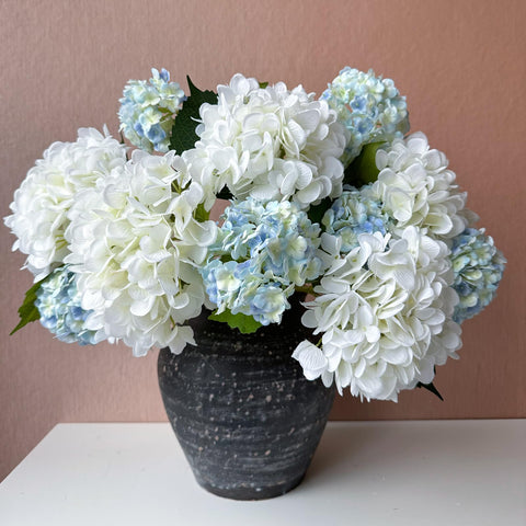YalzoneMet artificial hydrangea with soft latex petals and lifelike texture.
