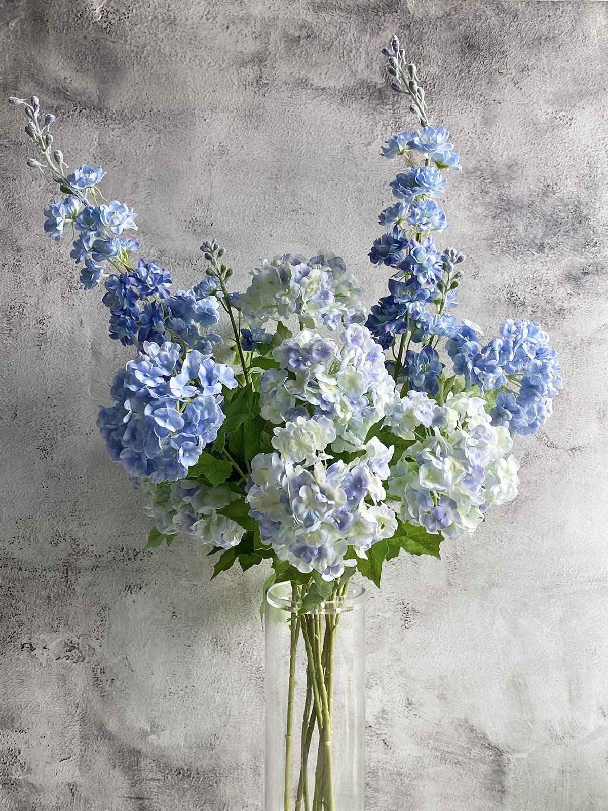 YalzoneMet petals condense water after a light spray for freshness.