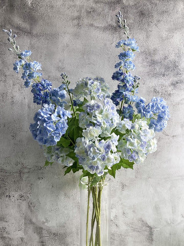 YalzoneMet petals condense water after a light spray for freshness.