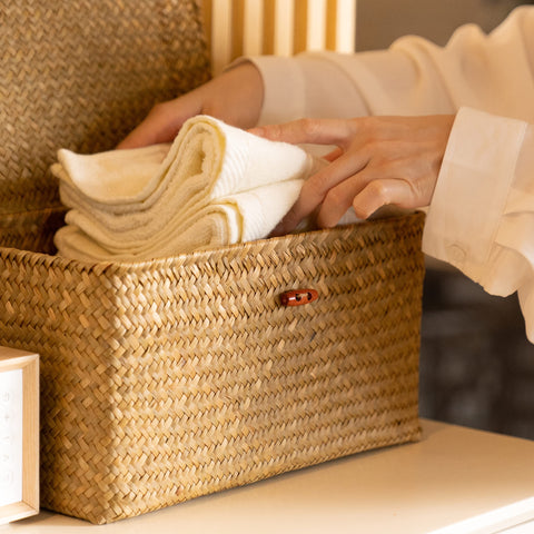 YANGQIHOME M-size wicker basket with lid for cosmetics and small items.