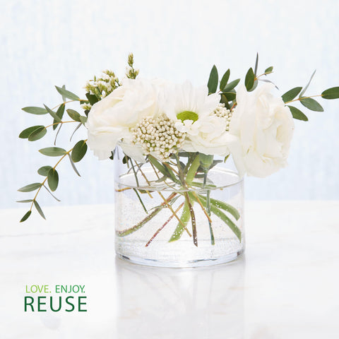 Yankee Candle Lilac Blossoms enhances living room, bedroom, or entryways ambiance.
