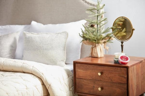 Yankee Candle MeltCup stays cool to touch for safe swapping.