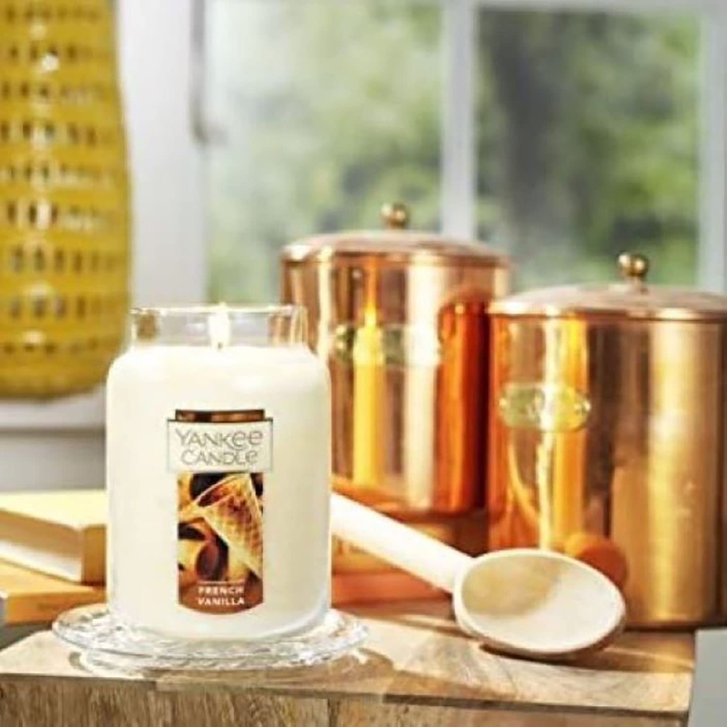 Yankee Candle wick is hand-straightened for an even burn.