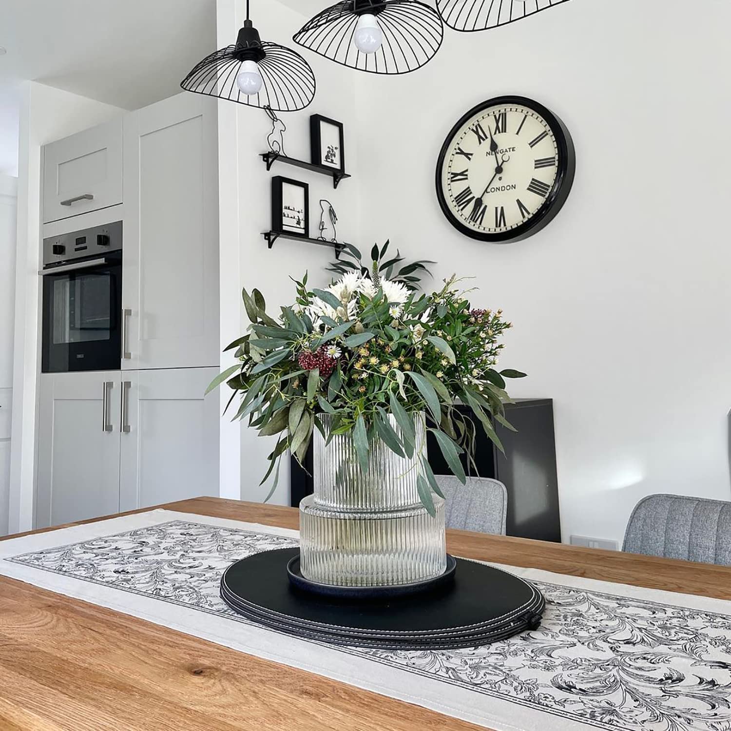 YANWE1 ribbed vase diffused light creates warm ambience around display