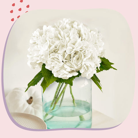 Yatim hydrangea in vase display for stylish home décor.