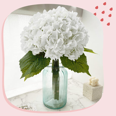 Yatim wedding centerpiece hydrangea displayed in a staged table setting.